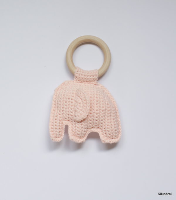 baby rammelaar met licht roze olifant