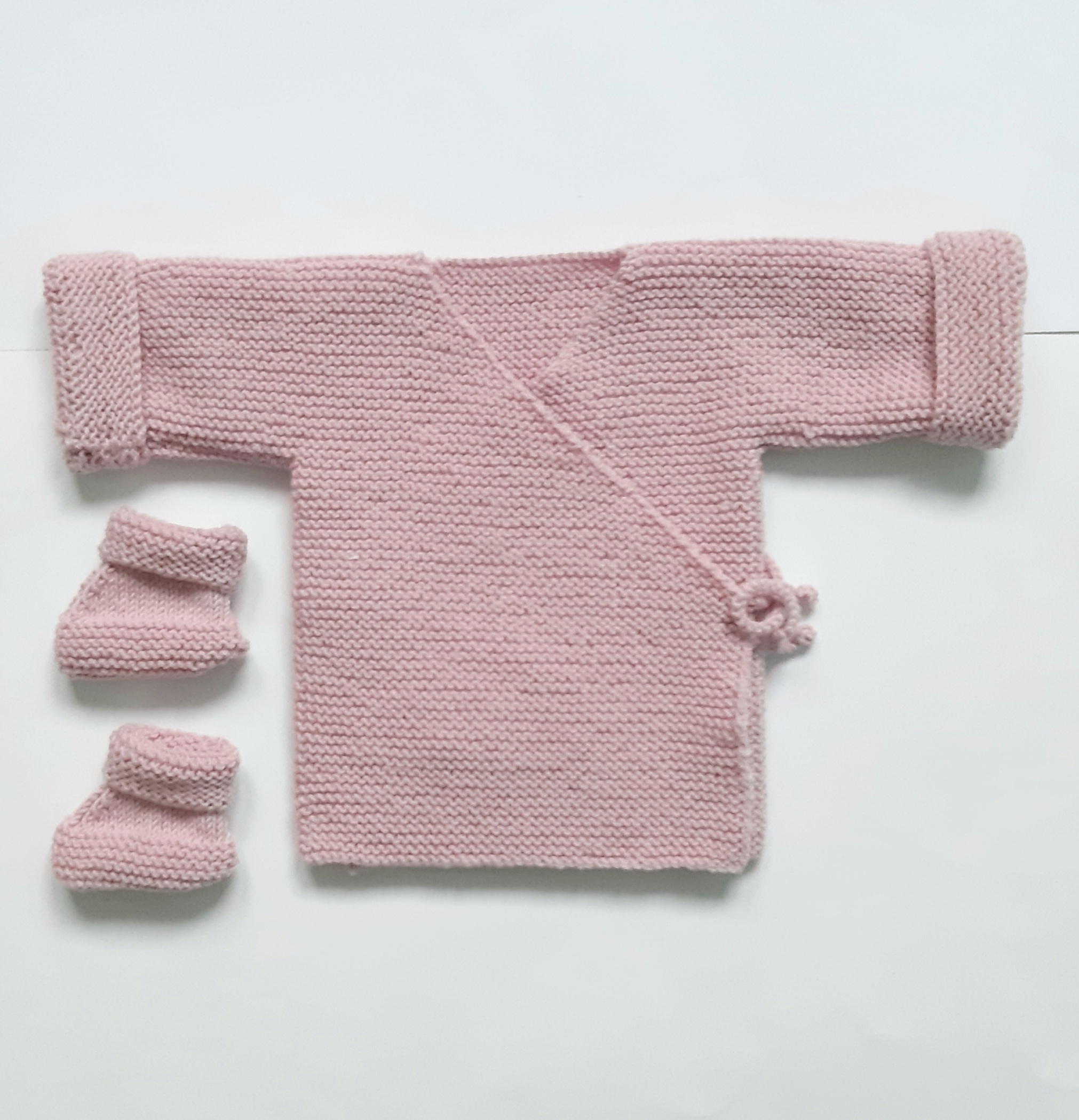 Roze gebreid baby-overslagvestje 46 - 50) met slofjes - Kilunarei