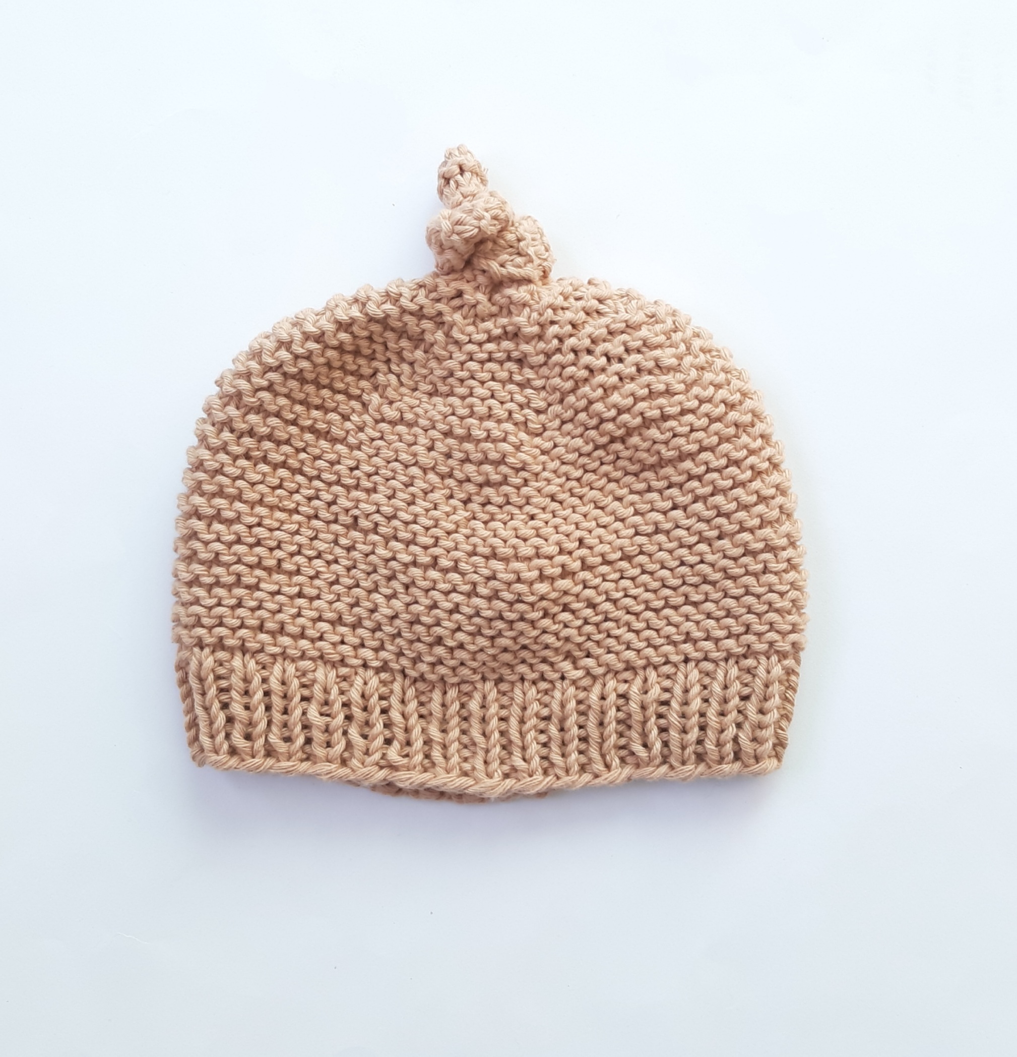 Babymutsje in ribbelsteek met puntknoop