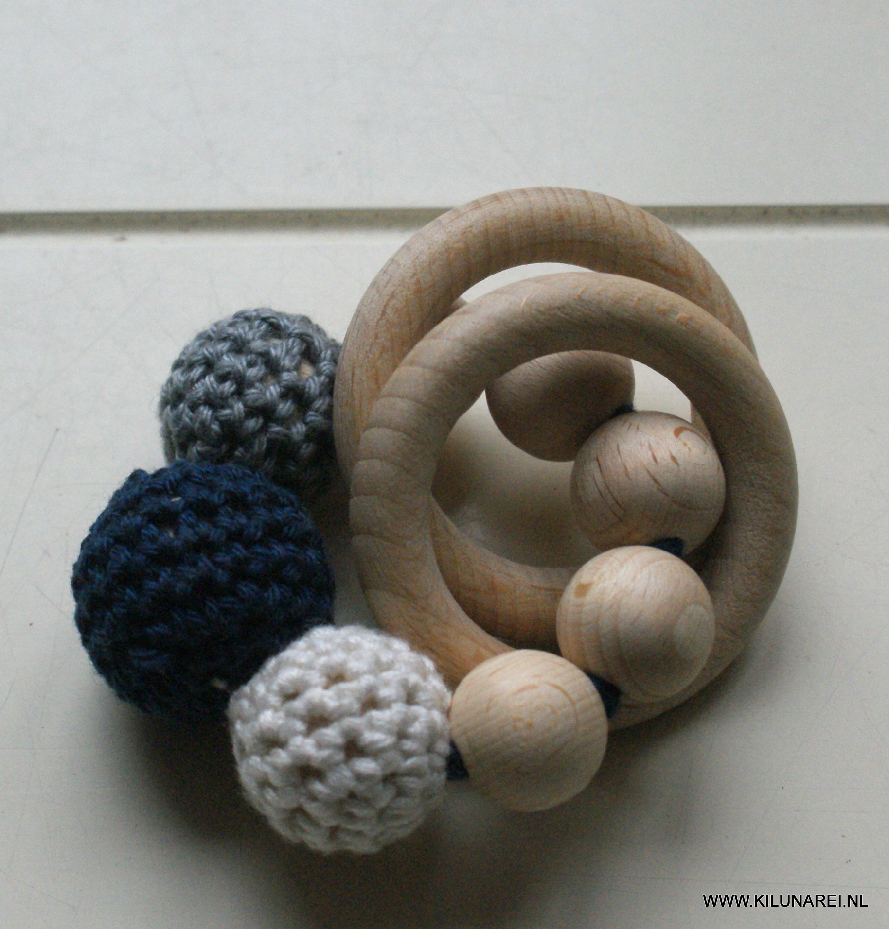 Houten baby bijtring met gehaakte donkerblauw-grijs-beige kralen - Afbeelding 2