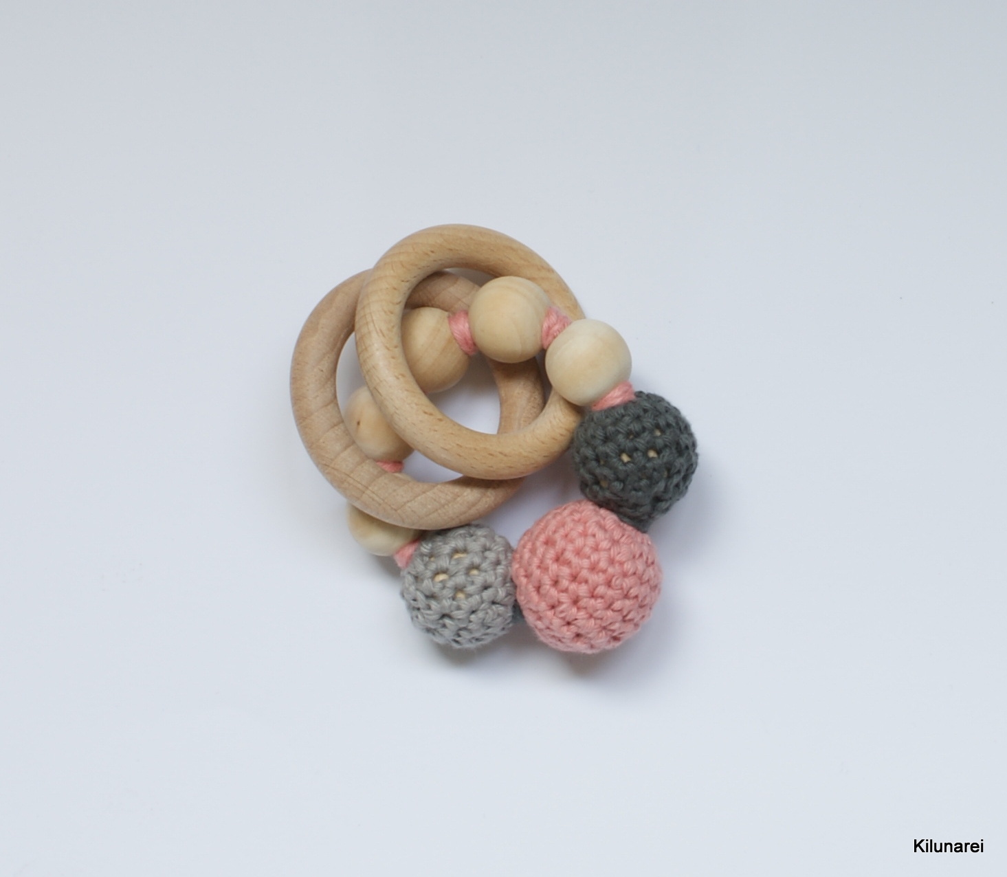 Houten baby bijtring met 2 kleuren grijs en roze gehaakte kralen