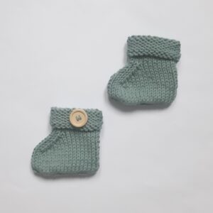 babyslofje met houten knoop saliegroen